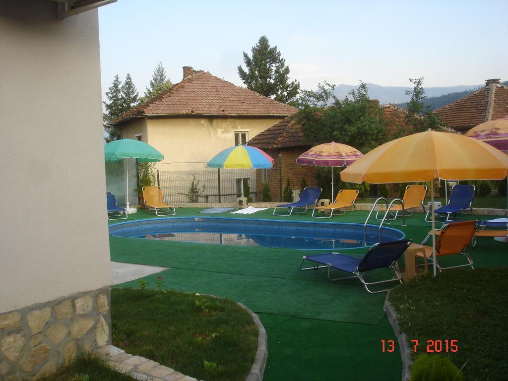 Guest House Camellia Berkovitsa Exteriör bild